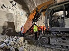Stavba�i si mohou od�krtnout dal�� d�le�it� miln�k na d�lnici D35. Tunel Homole...