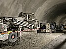 Stavba�i si mohou od�krtnout dal�� d�le�it� miln�k na d�lnici D35. Tunel Homole...