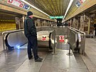 Mezi Florenc� a Sm�chovsk�m n�dra��m nejede metro B. Lid� jsou zmaten�. (17....