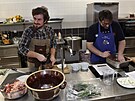 Studenti Slezsk� univerzity v Opav� si vyzkou�eli p��pravu pokrm� z j�deln��ku...