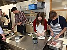 Studenti Slezsk� univerzity v Opav� si vyzkou�eli p��pravu pokrm� z j�deln��ku...
