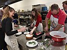 Studenti Slezsk� univerzity v Opav� si vyzkou�eli p��pravu pokrm� z j�deln��ku...