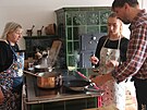 Studenti Slezsk� univerzity v Opav� si vyzkou�eli p��pravu pokrm� z j�deln��ku...