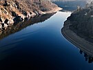 N�zk� hladina vodn� n�dr�e Orl�k pohledem z dronu (16. prosinec 2025)