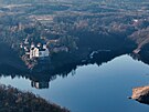 N�zk� hladina vodn� n�dr�e Orl�k pohledem z dronu (16. prosinec 2025)