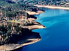 N�zk� hladina vodn� n�dr�e Orl�k pohledem z dronu (16. prosinec 2025)