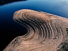 N�zk� hladina vodn� n�dr�e Orl�k pohledem z dronu (16. prosinec 2025)