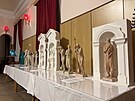 Modely soch od p�ti finalist� sout�e pro kostel v Bezd�kov�, vpravo jsou pr�ce...
