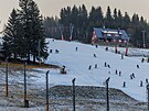 V Peci pod Sn�kou je po oblev� sn�h jen na n�kolika svaz�ch skiresortu. (18....