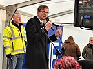 Na otev�en� �seku D35 ze Sadov� do Ho�ic dorazil �erstv� b�val� ministr dopravy...