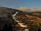 Pohled na Hn�d� vrch nad Pec� pod Sn�kou, na sjezdovce zat�m chyb� sn�h a je...