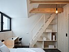 Nejvy��í �ást krovu vypl�uje spací patro propojené v�dy samostatným schodi�t�m...