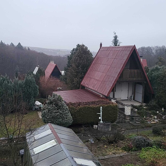 Chatov� osada ve �lutav�, kde policie na�la poh�e�ovan�ho chlapce ze sousedn�ch Halenkovic. (15. prosince 2025)