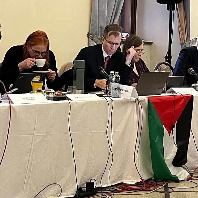 Pavel �i�insk� s vyv�enou palestinskou vlajkou na zased�n� zastupitelstva Prahy 1