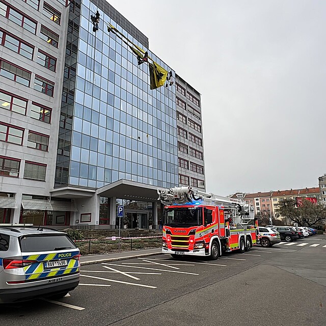 Aktivist� skupiny Greenpeace protestuj� proti veden� M�P stranou Motorist� sob� (15. prosinec 2025)