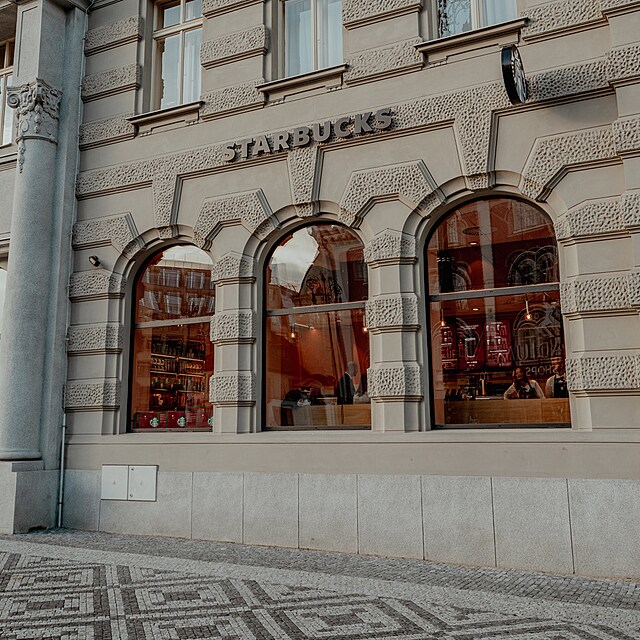 Starbucks spou�t� novou pra�skou pobo�ku