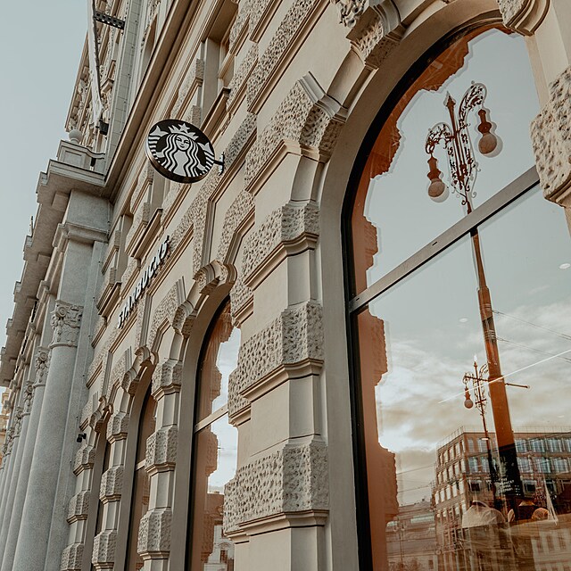 Starbucks spou�t� novou pra�skou pobo�ku