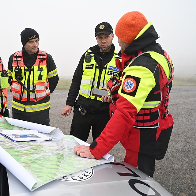 Des�tky policist� a hasi�� se zapojily do pro�es�v�n� okol� Halenkovic na Zl�nsku. P�traj� po ztracen�m dvan�ctilet�m chlapci. (12. prosinec 2025)