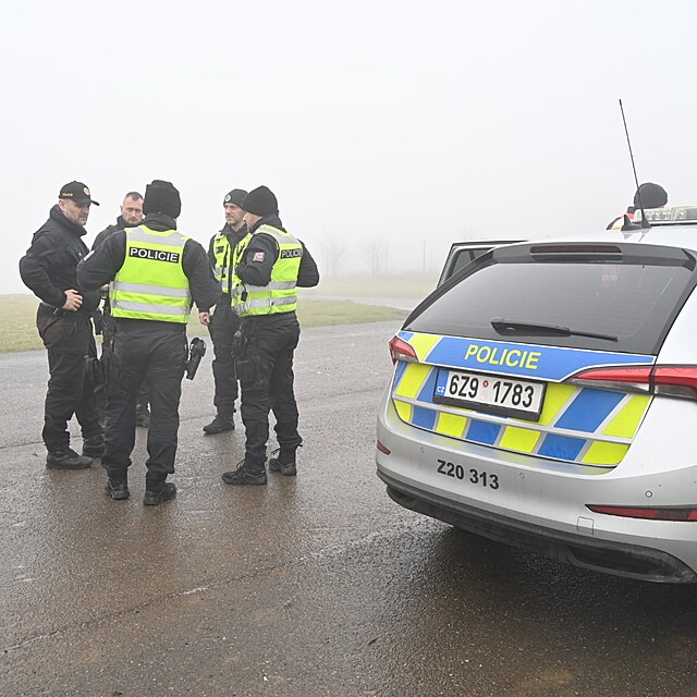 Des�tky policist� a hasi�� se zapojily do pro�es�v�n� okol� Halenkovic na...