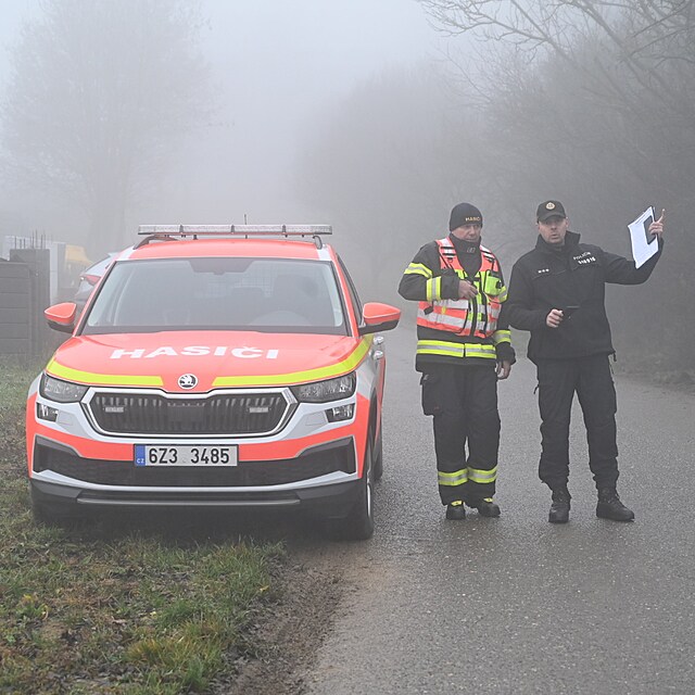 Policist� a hasi�i p�traj� po dvan�ctilet�m chlapci z Halenkovic na Zl�nsku....