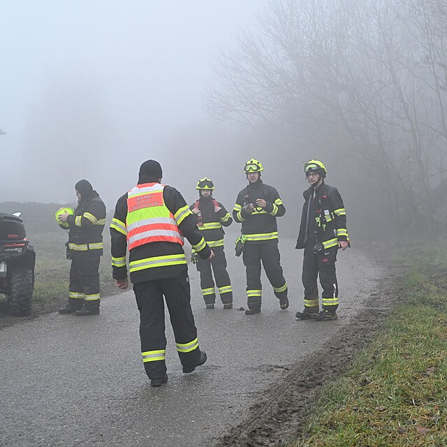 Policist� a hasi�i p�traj� po dvan�ctilet�m chlapci z Halenkovic na Zl�nsku. (12. prosinec 2025)