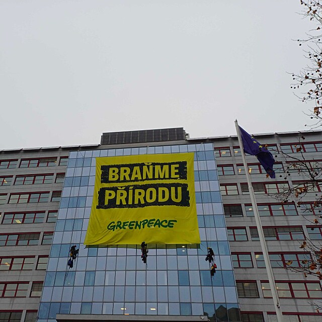 Aktivist� Greenpeace kr�tce p�ed 10:00 na budovu ministerstva �ivotn�ho prost�ed� zav�sili transparent s n�pisem �Bra�me p��rodu�. (15. prosince 2025)
