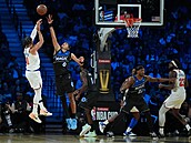 Jalen Brunson z Knicks st�ílí p�es bránícího Anthonyho  Blacka z Orlanda.