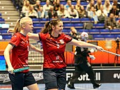 Florbalová obránkyn� Nela Jiráková (vpravo) se raduje s Karolínou Klubalovou z...