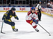 Marcus Sörensen (vlevo) bedliv sleduje akci Jiího Ticháka.