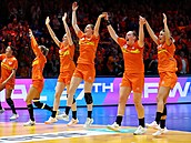 Nizozemské házenkáky oslavují tvrtfinálovou výhru nad Maarskem.