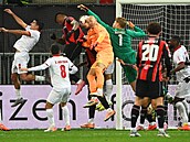 eský branká Luká Horníek z Bragy boxuje mí pi závreném tlaku Nice.