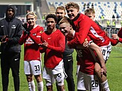 Fotbalisté Alkmaaru si uívají výhru nad Dritou. S íslem 33 tleská i Matj ín.