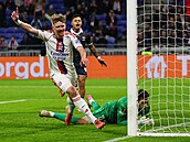 Pavel �ulc z Lyonu skóruje proti Go Ahead Eagles.