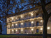 Nasvícením klenutého stropu pavla�í vznikl nádherný optický efekt.