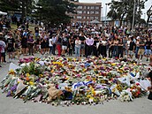Lidé uctívají ob�ti st�elby na Bondi Beach v Sydney. (15. prosince 2025)