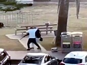 Jednoho z úto�ník� v Sydney p�emohl Ahmed al-Ahmed. (14. prosince 2025)