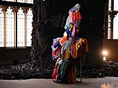 Bristký um�lec Jeremy Hutchison ve své tvorb� upozor�uje na dopady fast fashion...