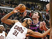Josh Giddey z Chicago Bulls a Jarrett Allen z Cleveland Cavaliers v souboji.