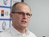 Asistent trenéra Ale� Kráto�ka z Vítkovic na pozápasové tiskové konferenci.