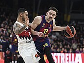 Tomá� Satoranský v barvách Barcelony (vpravo) b�hem utkání Euroligy.
