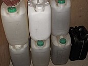 Kriminalisté zajistili mnoství prázdných i plných kanystr, sudy, dalí...