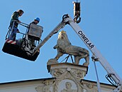 Socha musela být nejprve zajitna, zpevnna a zabalena, potom odíznuta a...