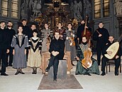 Soubor Musica Antiqua Praha se svým �éfem na archivním snímku