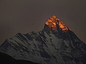 Lesknoucí se vrcholek Nanda Devi (28. listopadu 2022)