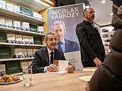 Bývalý francouzský prezident Nicolas Sarkozy za�ívá literární úsp�ch � jeho...