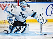 �eský branká� Karel Vejmelka z Utahu zasahuje v utkání NHL.