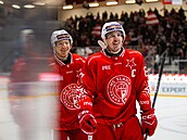 Kapitán hokejové Slavie Jan Holý mí�í v euforii ke st�ída�ce se spoluhrá�em...