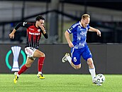 Jáchym íp ze Sigmy Olomouc proniká obranou Lincolnu Red Imps pi utkání...