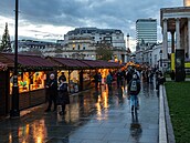 Pohled na váno�ní trh na Trafalgar Square v oblasti West End v Londýn�. (2....