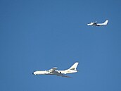 Foto zveejnné japonským ministerstvem obrany ukazuje spolený let ruských a...